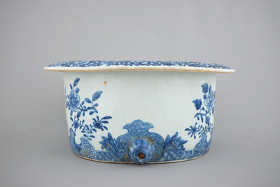 A blue and white Chinese export porcelain bidet on stand, Qianlong, 18th C.