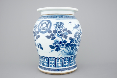 A Chinese open-worked blue and white garden seat with loose top, 19th C.