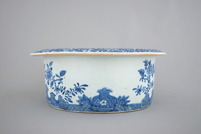 A blue and white Chinese export porcelain bidet on stand, Qianlong, 18th C.