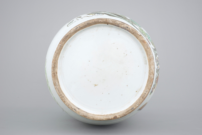 A Chinese famille rose porcelain vase decorated on both sides, 19/20th C.