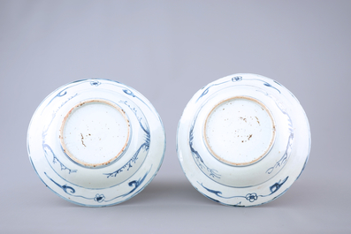 A pair of Chinese blue and white kraak porcelain klapmuts bowls, Wan-Li, Ming Dynasty