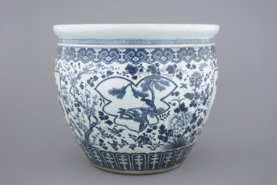 A large Chinese blue and white porcelain fish bowl, 19th C.