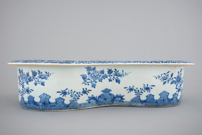 A blue and white Chinese export porcelain bidet on stand, Qianlong, 18th C.