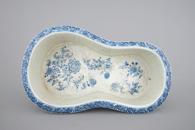 A blue and white Chinese export porcelain bidet on stand, Qianlong, 18th C.