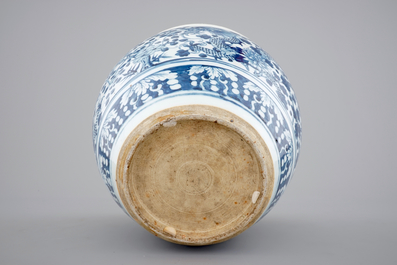 A blue and white Chinese fishbowl with dragons, 18/19th C.