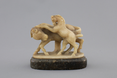 Groupe en alb&acirc;tre sculpt&eacute; au sujet de chevaux, 18/19&egrave;me