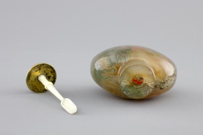 A Chinese incrusted agate snuff bottle with inside decoration of fish, 19/20th C.