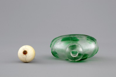 A Chinese overlay glass snuff bottle, 19/20th C.