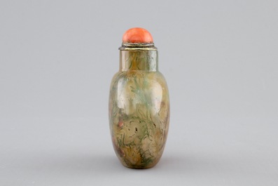 A Chinese incrusted agate snuff bottle with inside decoration of fish, 19/20th C.