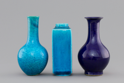 A lot of 3 monochrome turquoise and aubergine Chinese porcelain vases, 18/19th C.