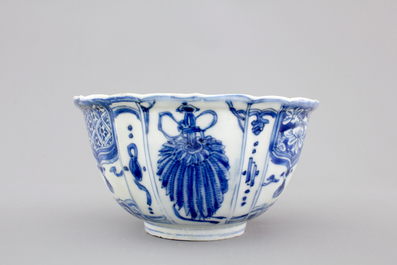 A Chinese blue and white kraak porcelain crow cup, Wan-Li, Ming Dynasty