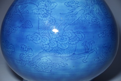 Een monochrome blauwe Chinese vaas met onderglazuur drakendecor, 19e