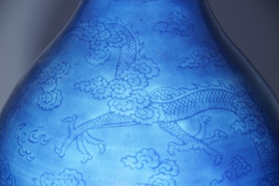 Een monochrome blauwe Chinese vaas met onderglazuur drakendecor, 19e