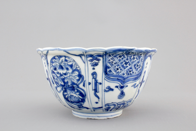 A Chinese blue and white kraak porcelain crow cup, Wan-Li, Ming Dynasty