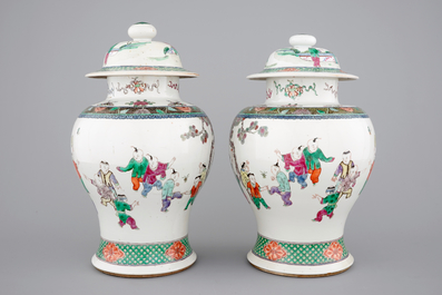 A pair of Chinese vases with covers with playing boys, 19th C.