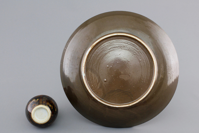A group of Chinese monochrome brown and black wares, 17/18th C.