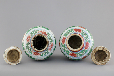 A pair of Chinese wucai porcelain vases with covers, Transitional, 17th C.