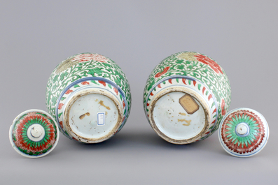 A pair of Chinese wucai porcelain vases with covers, Transitional, 17th C.