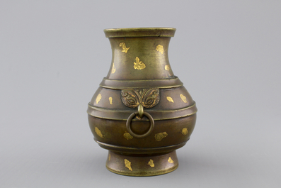 A Chinese gold-splashed bronze hu-shaped vase, 18/19th C.