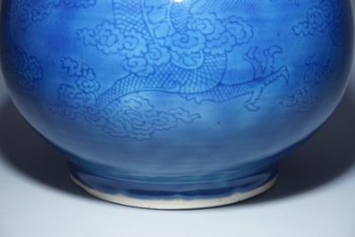 Un vase en porcelaine de Chine en bleu monochrome, d&eacute;cor de dragons sous la gla&ccedil;ure, 19&egrave;me