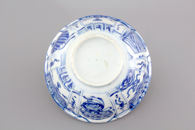 A Chinese blue and white kraak porcelain crow cup, Wan-Li, Ming Dynasty