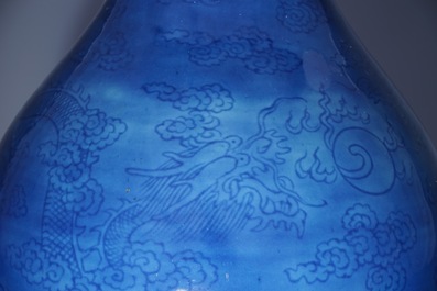 Een monochrome blauwe Chinese vaas met onderglazuur drakendecor, 19e