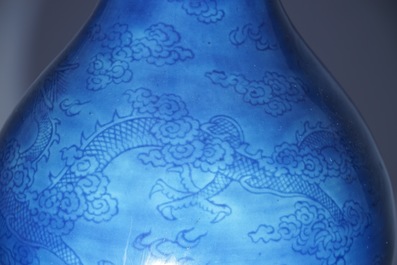 Een monochrome blauwe Chinese vaas met onderglazuur drakendecor, 19e