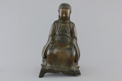 A Chinese bronze figure of an emperor on a throne, 18/19th C.