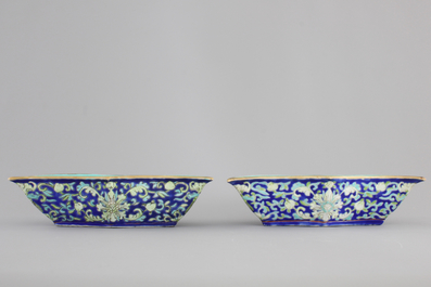 A pair of Chinese porcelain enameled bat-shaped bowls, 19th C.