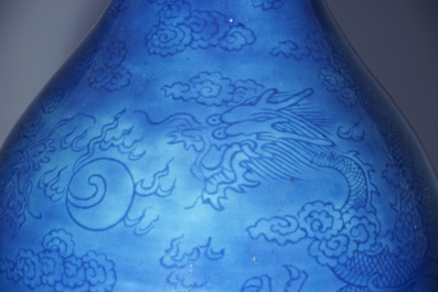 Un vase en porcelaine de Chine en bleu monochrome, d&eacute;cor de dragons sous la gla&ccedil;ure, 19&egrave;me