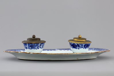 A Chinese blue and white oval dish with two cups mounted as an inkstand, 18th C.