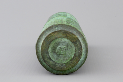 A Japanese green-patinated bronze cylindrical vase with wooden box, Showa period, 20th C.