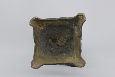 A Chinese figural bronze incense burner, 17/18th C.