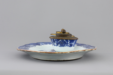 A Chinese blue and white oval dish with two cups mounted as an inkstand, 18th C.