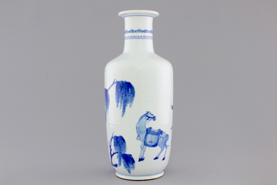 A blue and white Chinese porcelain rouleau vase with warriors, 19/20th C.