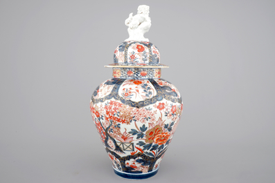A tall Japanese Imari vase, 17/18th C. and two Chinese famille rose plates, 19th C.