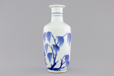 A blue and white Chinese porcelain rouleau vase with warriors, 19/20th C.