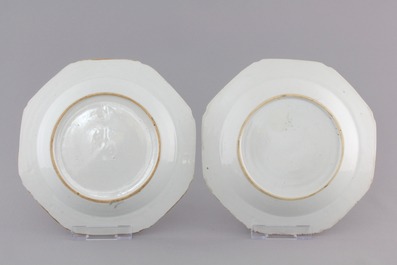 Two pairs of Chinese octagonal famille rose Mandarin plates, Qianlong, 18th C.