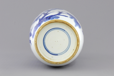 A blue and white Chinese porcelain rouleau vase with warriors, 19/20th C.