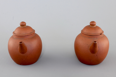 Two small Chinese yixing stoneware teapots, 18/19th C.