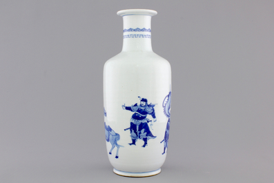 A blue and white Chinese porcelain rouleau vase with warriors, 19/20th C.