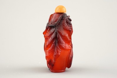 An attractive Chinese carved agate snuff bottle, 19/20th C.