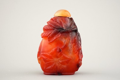An attractive Chinese carved agate snuff bottle, 19/20th C.