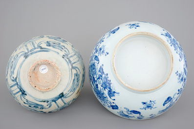 Two blue and white Chinese porcelain bowls, 17/18th C.