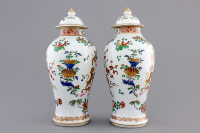 A pair of armorial porcelain vases with cover, Samson, 19th C.