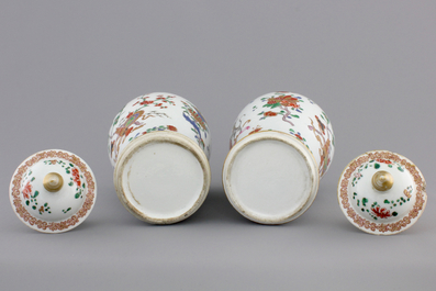 A pair of armorial porcelain vases with cover, Samson, 19th C.