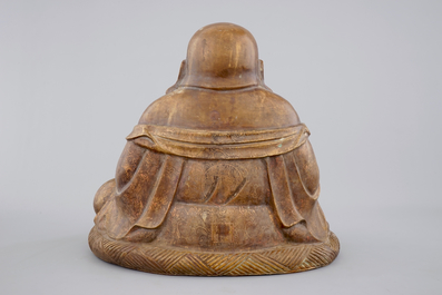 Un grand bouddha en bronze partiellement dor&eacute;, marque Yongzheng, 19&egrave;me ou avant