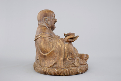 Un grand bouddha en bronze partiellement dor&eacute;, marque Yongzheng, 19&egrave;me ou avant