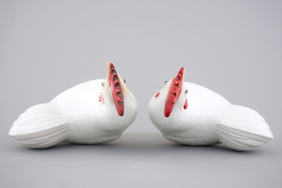 A pair of Chinese porcelain models of cockerels, 19th C.