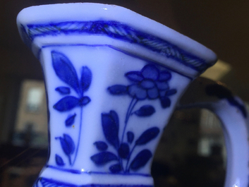 Een blauw-witte kan in Chinees porselein voor de Islamitische markt, Kangxi, ca. 1700